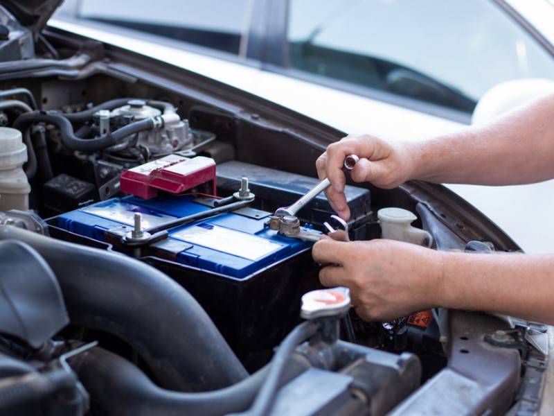 Dauerstrom von Auto-Batterie wird mit Wechselrichter in einen alternativ Stromkreis umwandelt.